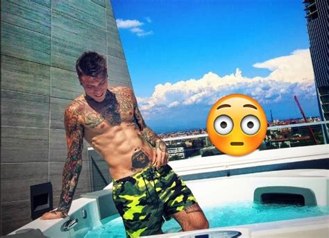 continua l’adolescenza di fedez. si regala un rolex da 143mila 